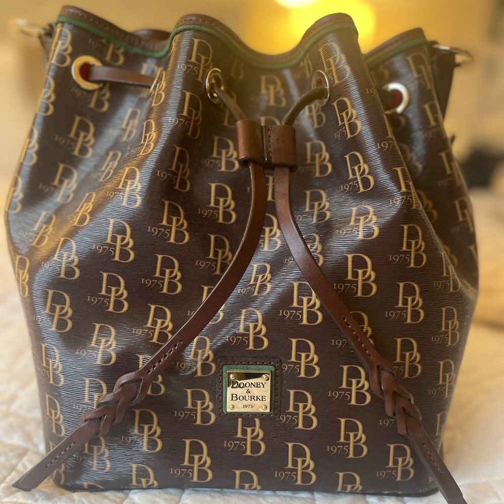 Dooney & Bourke New beautiful polyvinyl-coated waterproof leather handbag